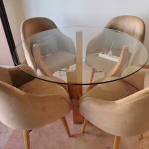 Table de salle à manger et fauteuils proposés par Terra Deco