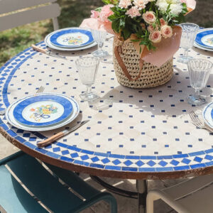 Table en mosaïque zellige bleu et crème