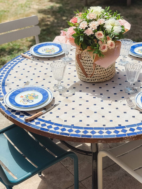 Table en mosaïque zellige bleu et crème